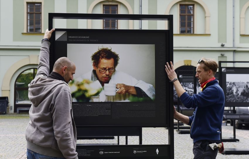 Venkovní fotografická výstava ČTK Nežádoucí okamžiky putuje po republice