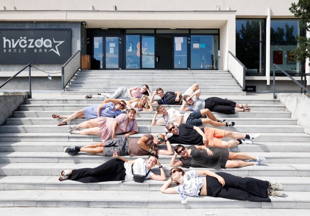 Práci novinářů si na workshopu ČTK na LFŠ vyzkoušelo osm studentů