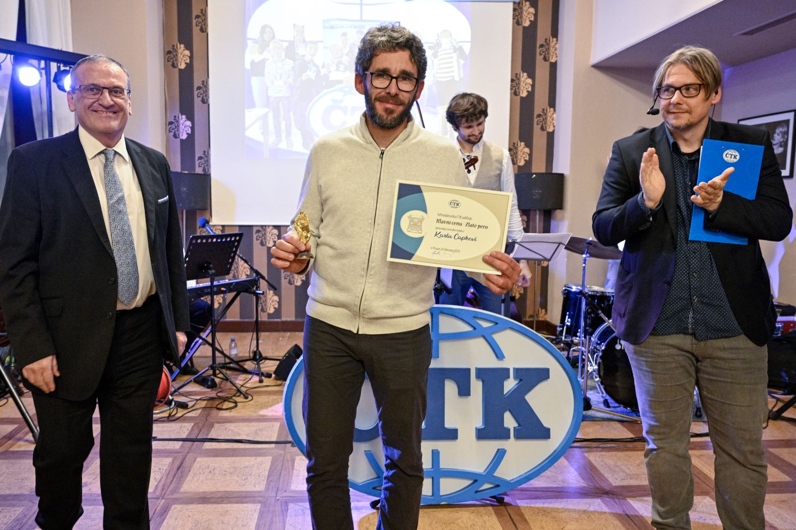 Zlaté pero ČTK získal Karel Čapek, vyznamenán byl i končící ředitel Majstr
          